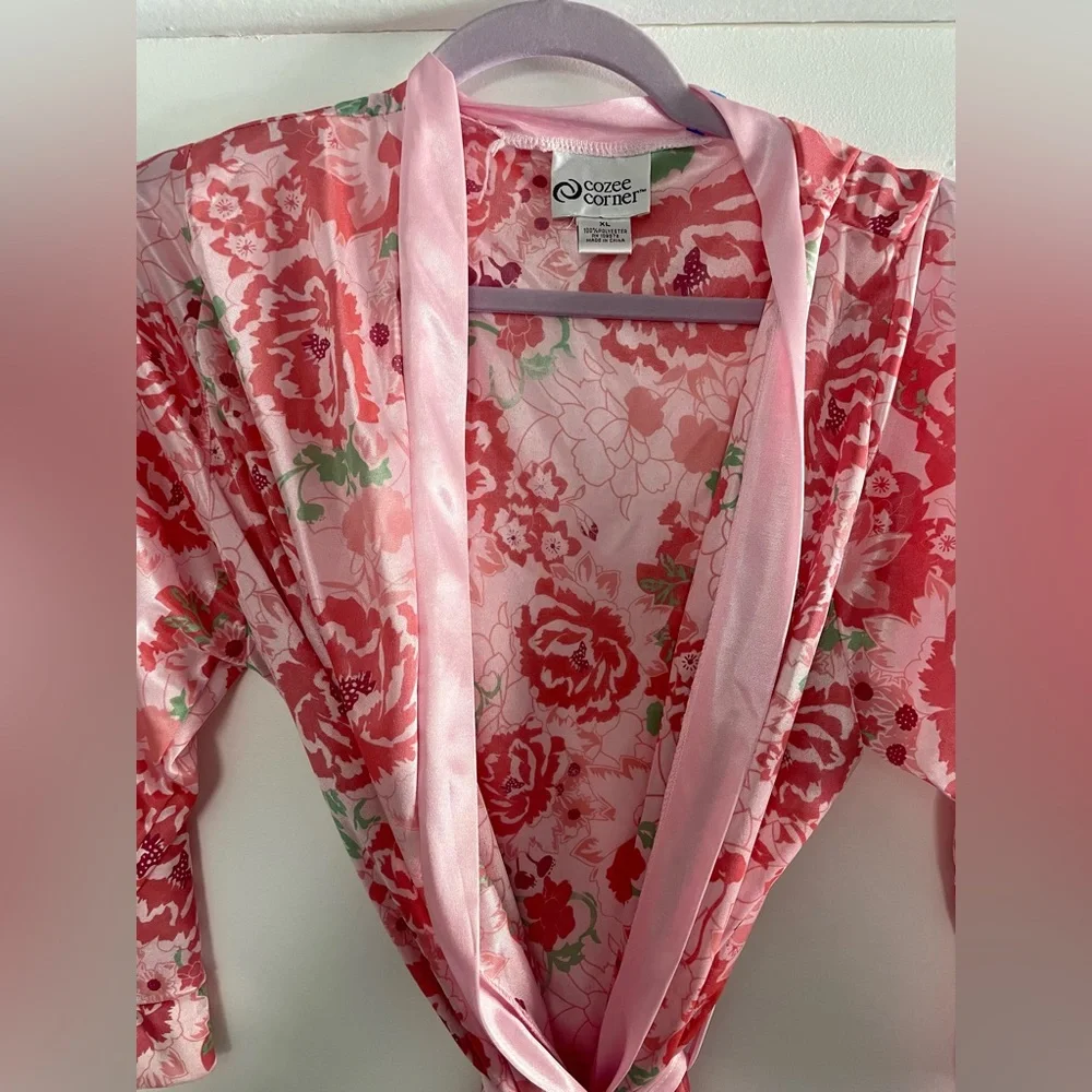 Silky Floral Robe! - Picture 2 of 5